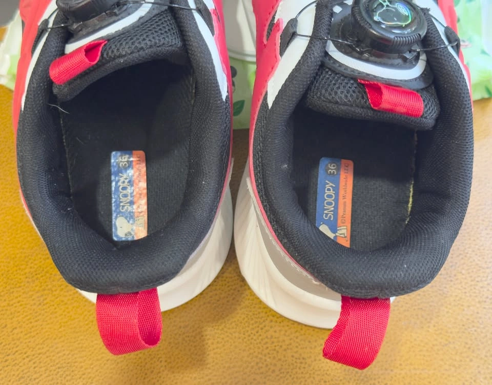 Snoopy Kids Sneakers US 3.5 No Tying Needed Like New - photo 3