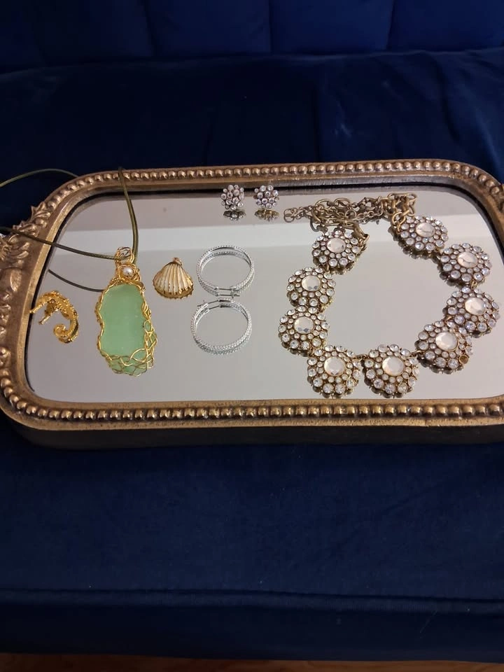 Jewellery Lot: Sea Glass Pendant, Swarovski Hoops, J Crew Set - photo 5