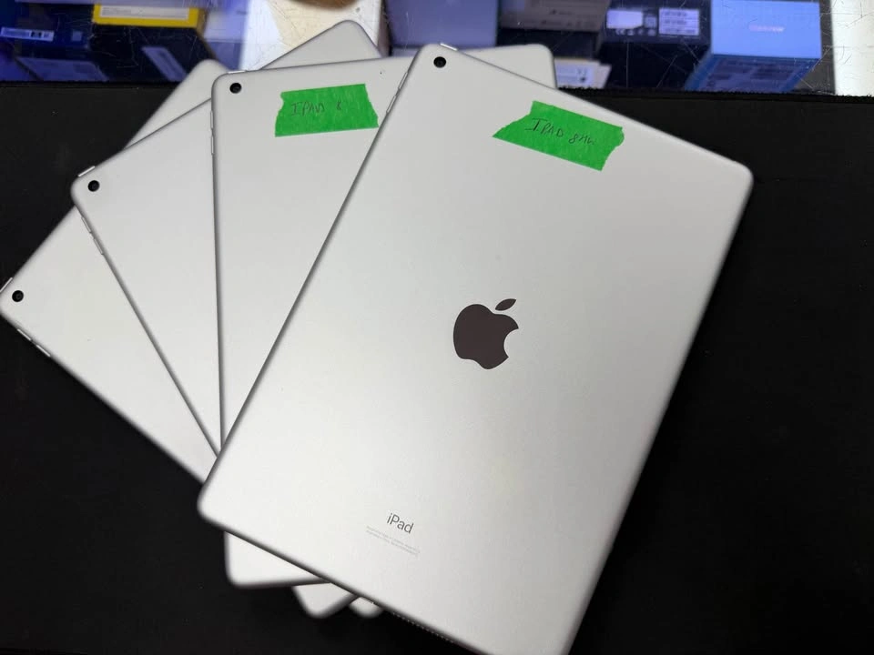 iPad 8th generation (32GB, Wifi) - photo 2