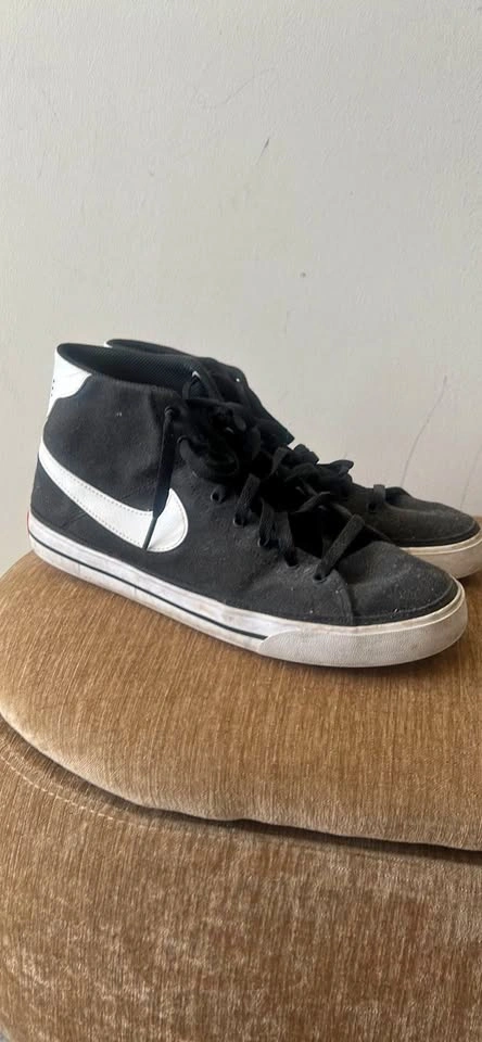 Nike blazers. Mens US11.