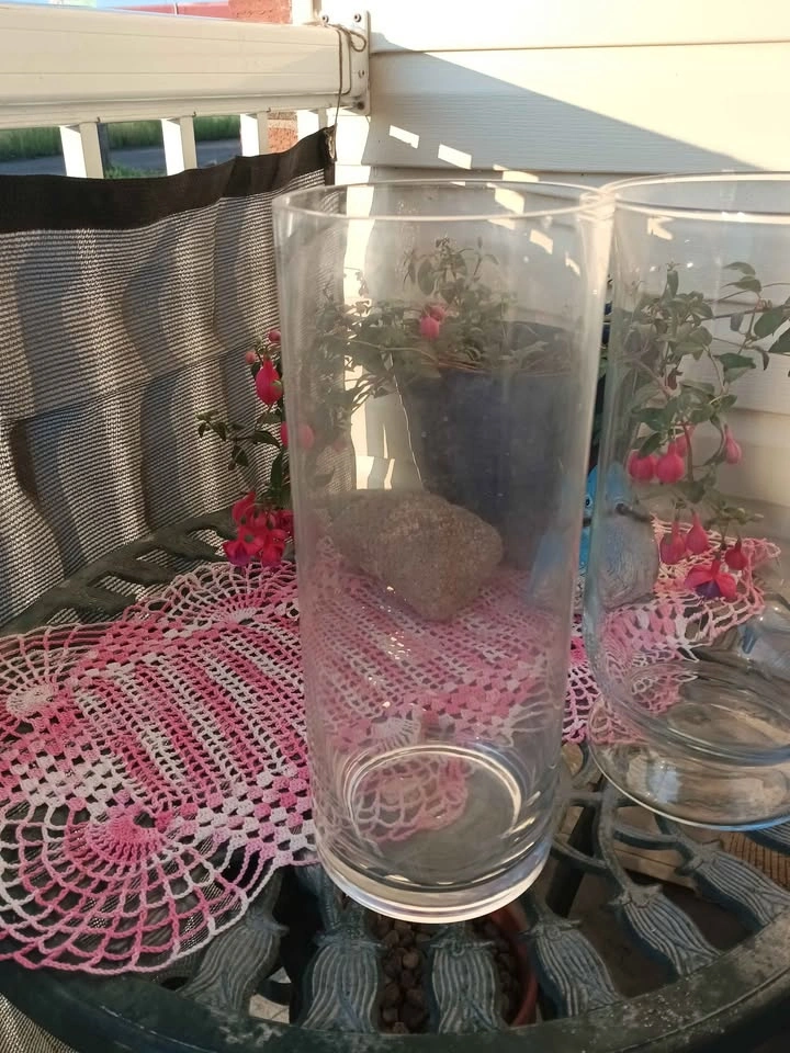 Set of 2 Clear Glass Flower Vases – Excellent Condition - photo 2