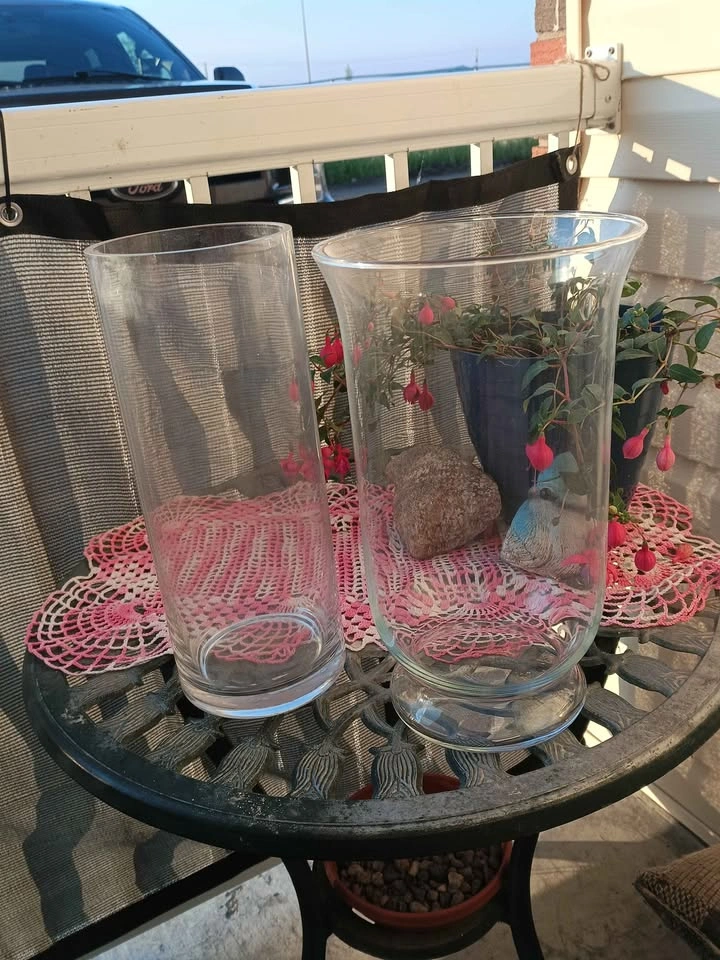 Set of 2 Clear Glass Flower Vases – Excellent Condition - photo 3