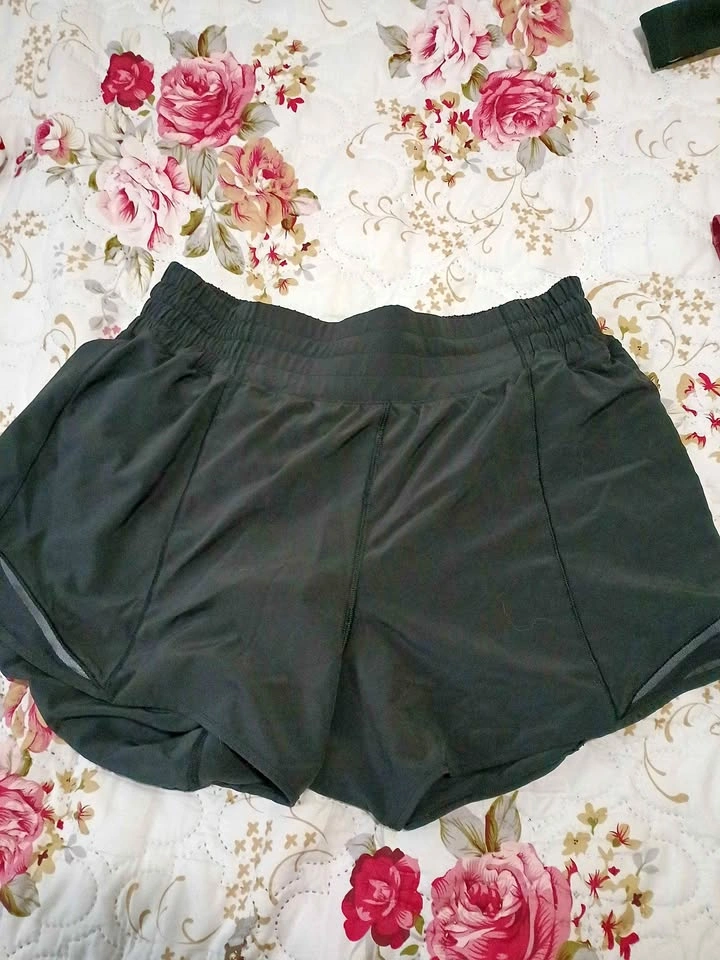 Lululemon Hotty Hot Low-Rise Lined Shorts (Black) - Size 10