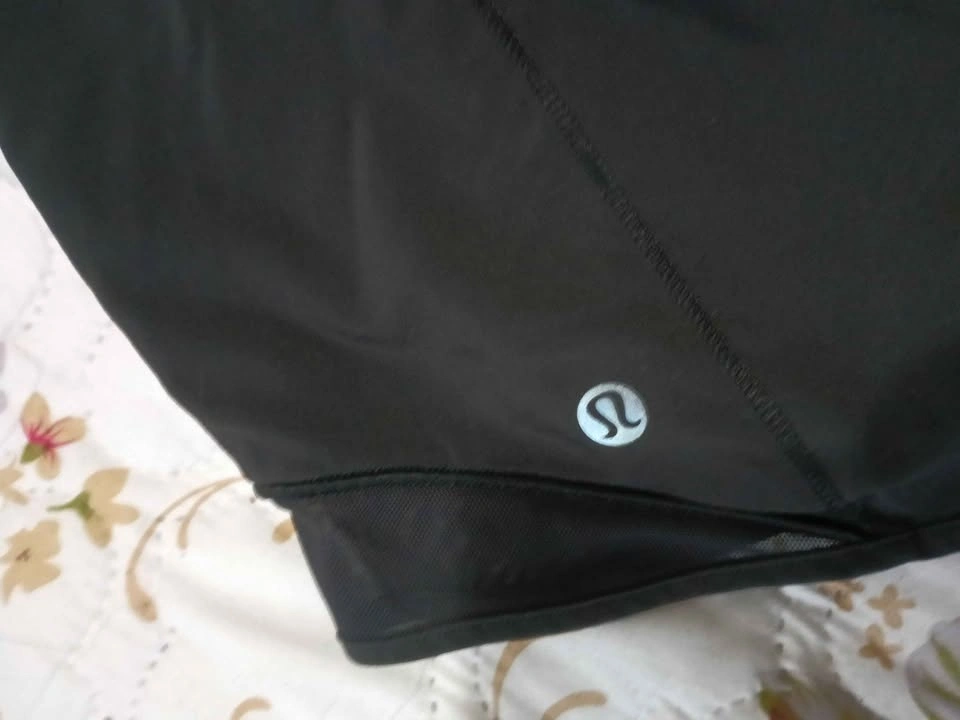 Lululemon Hotty Hot Low-Rise Lined Shorts (Black) - Size 10 - photo 4