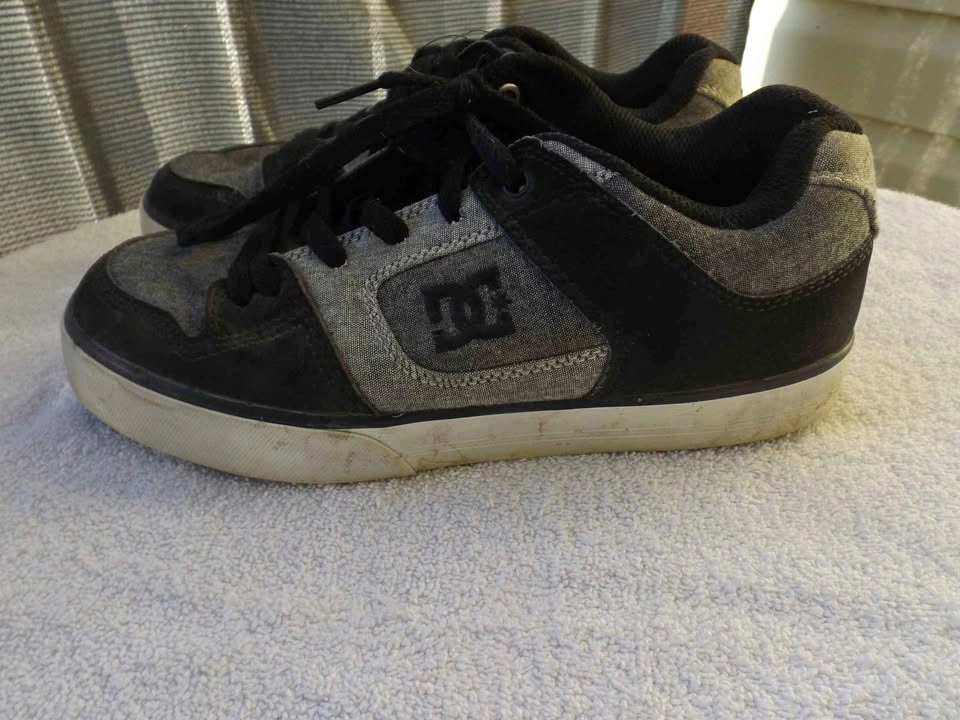 DC Men’s Size 7 Black Grey Skate Shoes / Sneakers