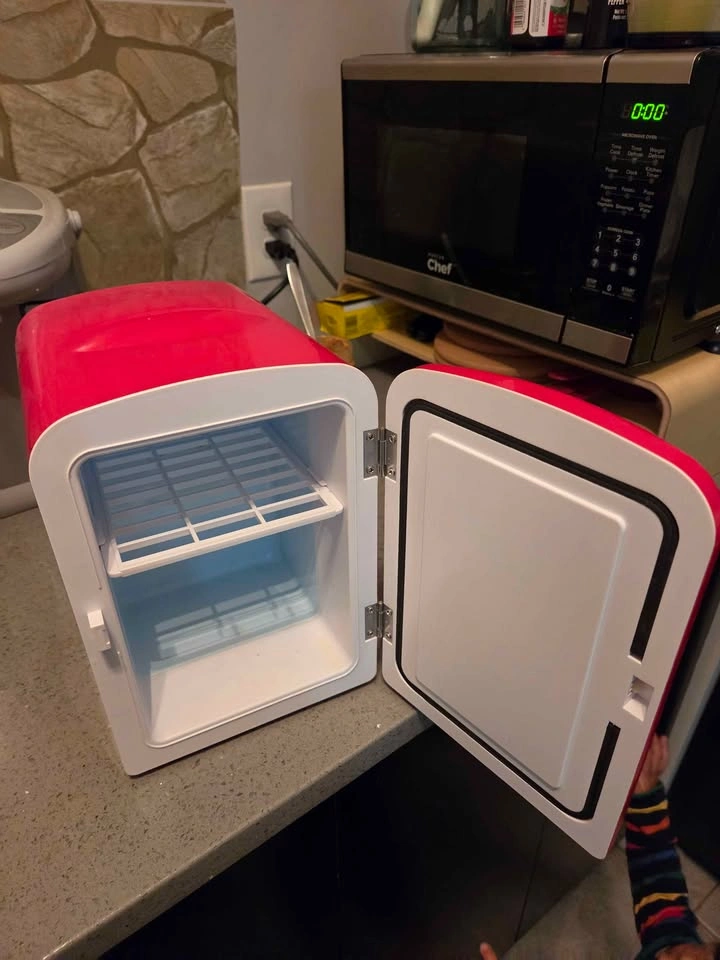 Coca-Cola Mini Fridge - photo 2