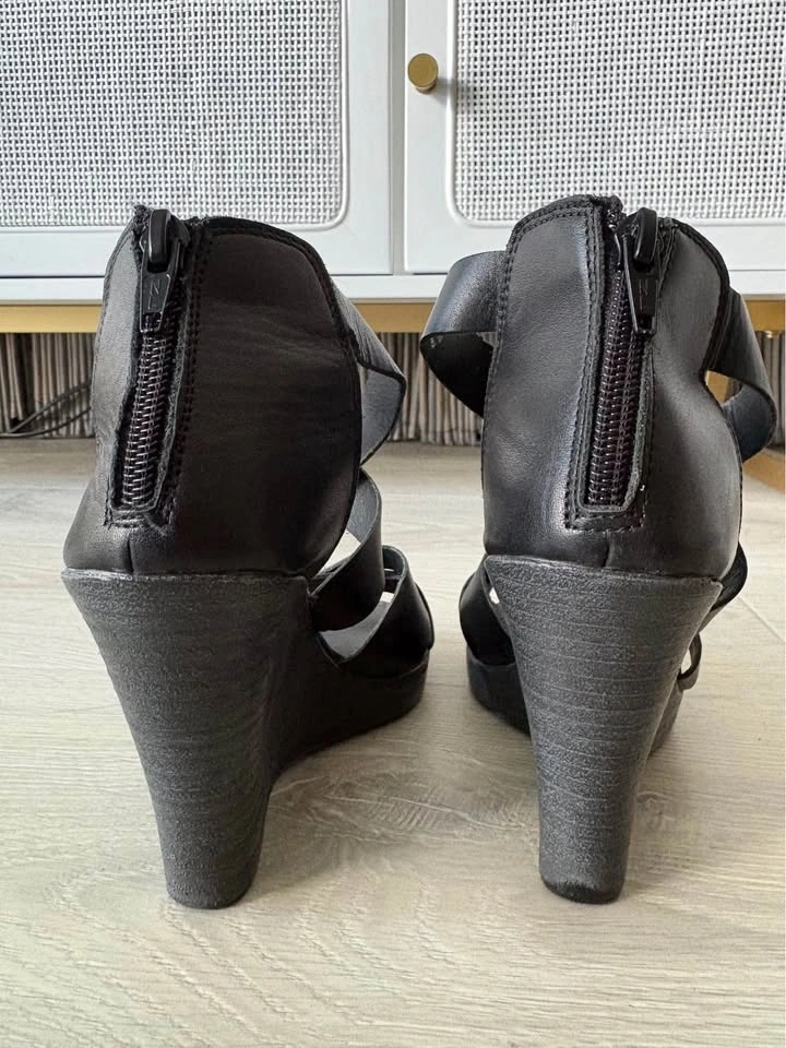 Size 6 Black Leather Sandals - photo 2