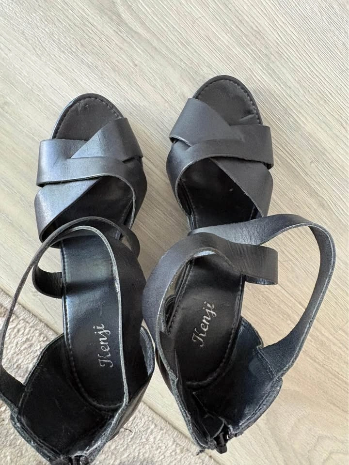 Size 6 Black Leather Sandals - photo 3