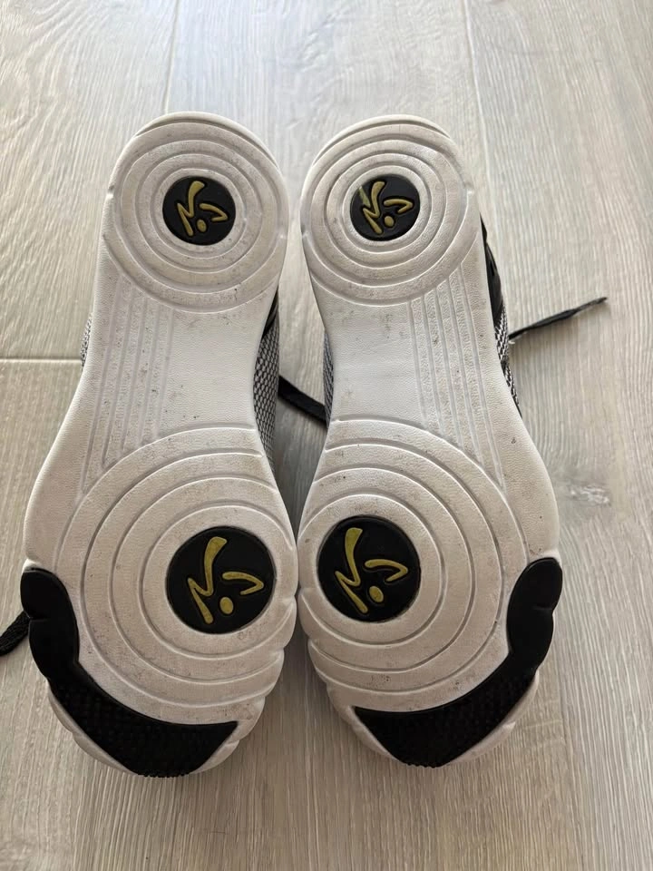Ladies Size 6 Zumba Shoes - photo 2