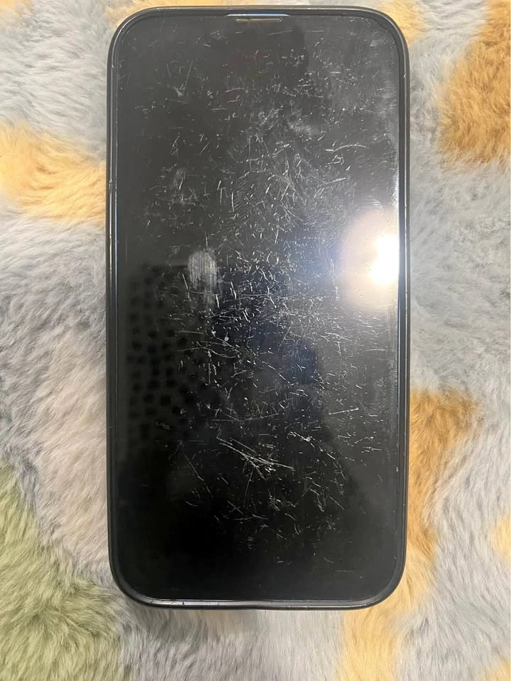 IPHONE 13 128GB - unlocked (minor back glass damage)