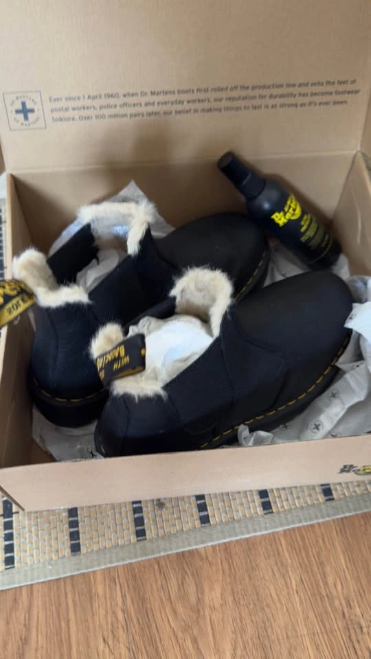 Dr. Martens 2976 FAUX FUR LINED PLATFORM CHELSEA BOOTS, SIZE 8 - photo 2