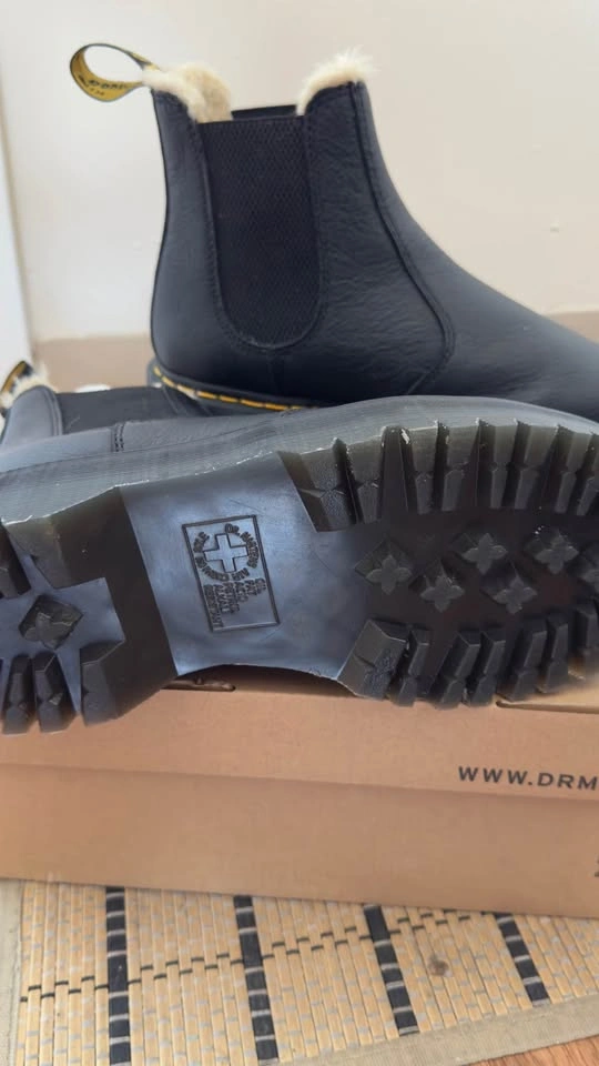 Dr. Martens 2976 FAUX FUR LINED PLATFORM CHELSEA BOOTS, SIZE 8 - photo 3