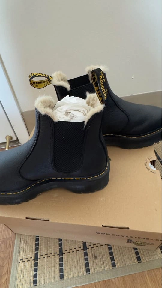 Dr. Martens 2976 FAUX FUR LINED PLATFORM CHELSEA BOOTS, SIZE 8 - photo 4