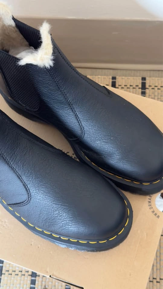 Dr. Martens 2976 FAUX FUR LINED PLATFORM CHELSEA BOOTS, SIZE 8 - photo 5