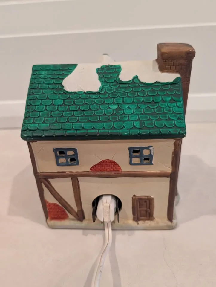 Dickensville Collectables Illuminated Porcelain House image indicator(6)