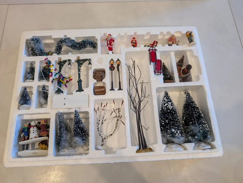Holiday Collection 30 Piece Accessory Set Lemax Christas Village image indicator(3)