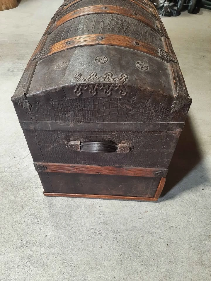 Antique camel back trunk - photo 2