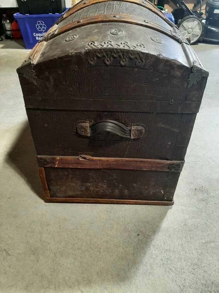 Antique camel back trunk - photo 3
