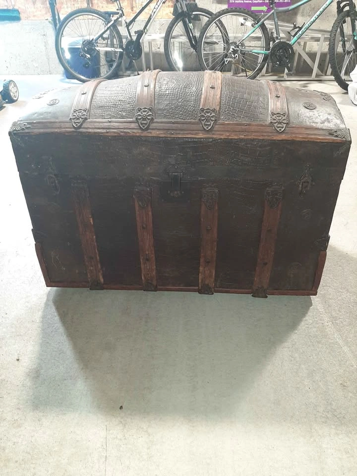 Antique camel back trunk - photo 4