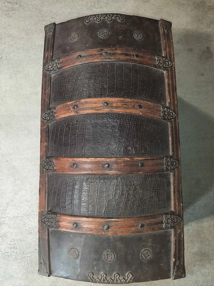 Antique camel back trunk - photo 5