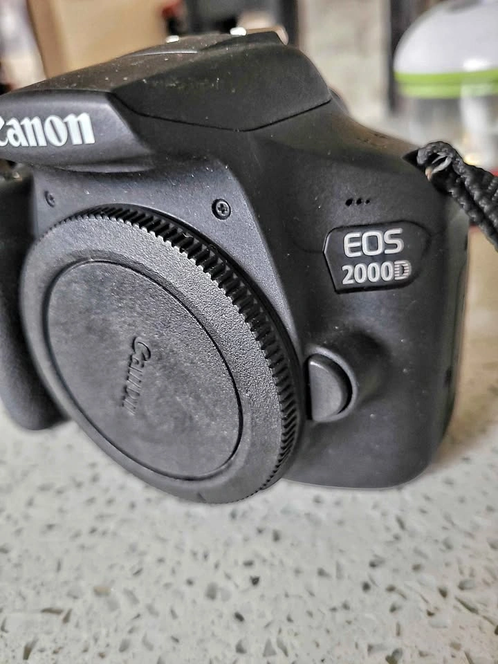 CANON REBEL T7/ 2000D
