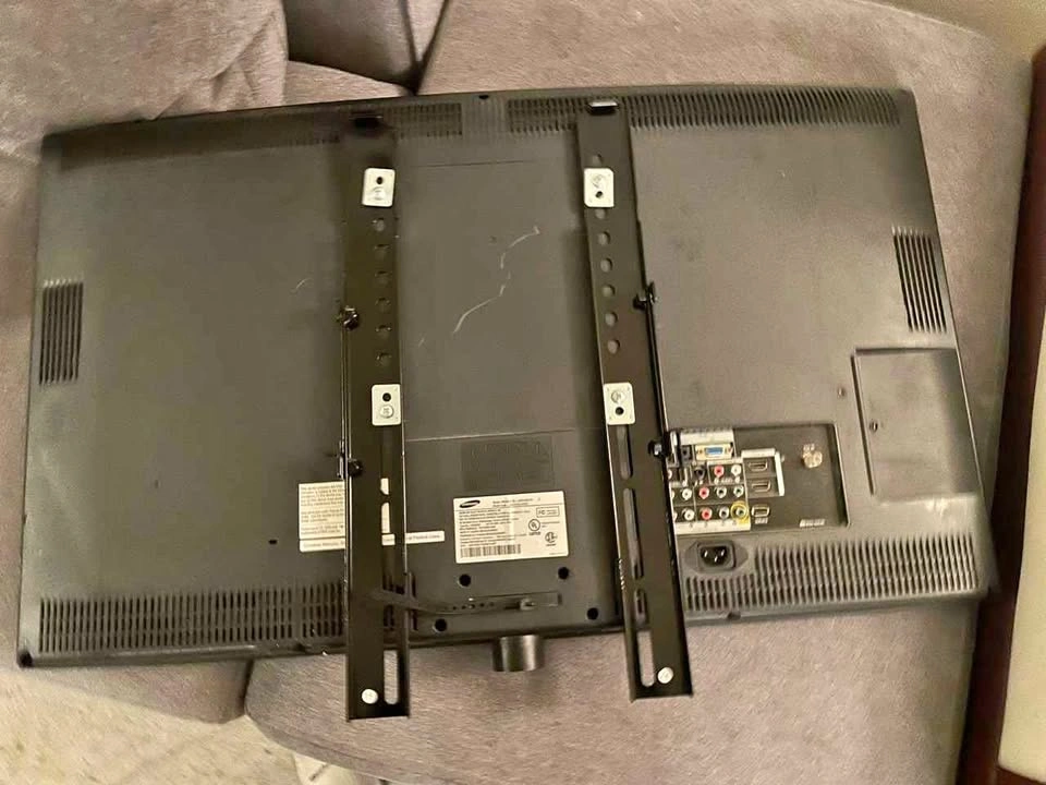 Samsung 32" LCD TV - Samsung LN32A330
