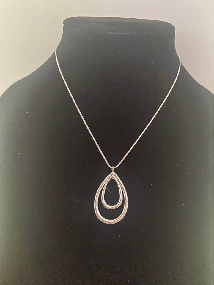 Silver-Toned Double Teardrop Pendant Necklace - photo 3