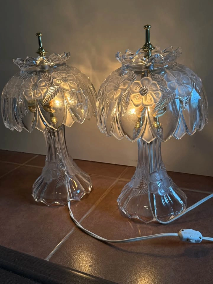 Pair of Vintage Frosted Glass Floral Table Lamps - photo 2