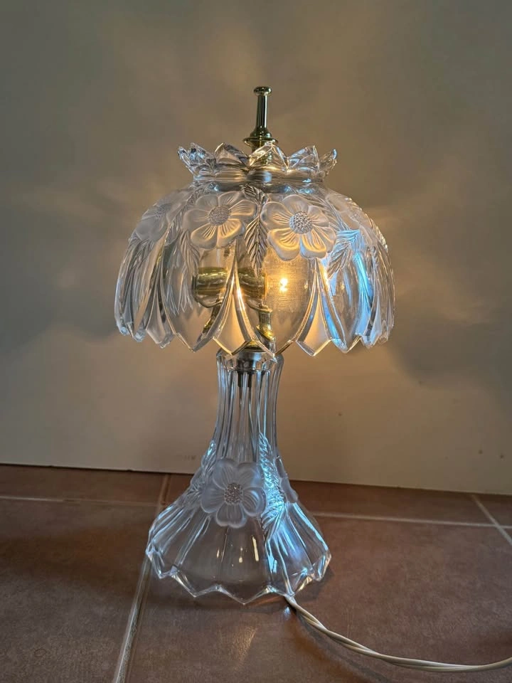 Pair of Vintage Frosted Glass Floral Table Lamps - photo 5