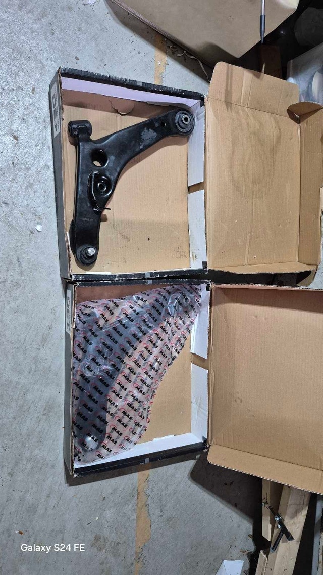 Mitsubishi Outlander lower control arm left and right 2003-2006