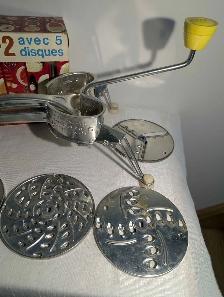 Vintage Moulinex MOULI-JULIENNE No2 Food Processor - photo 4