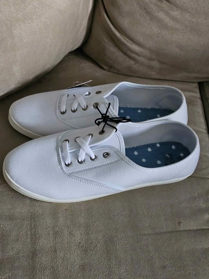Time and Tru White Canvas Sneakers Size 10 Ladies - photo 4