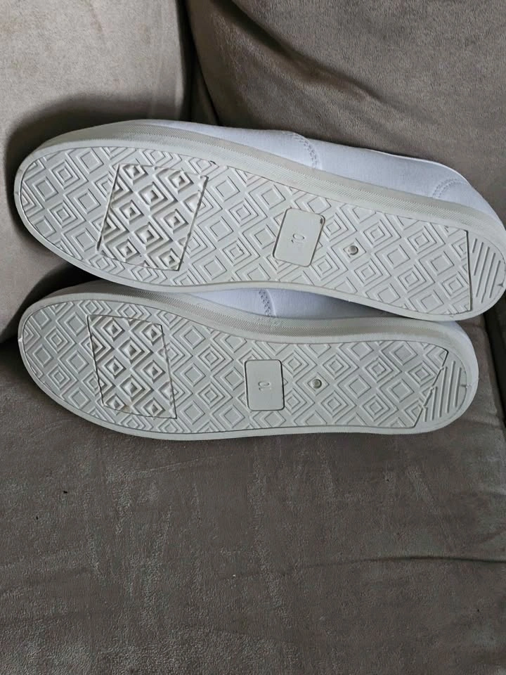 Time and Tru White Canvas Sneakers Size 10 Ladies - photo 5