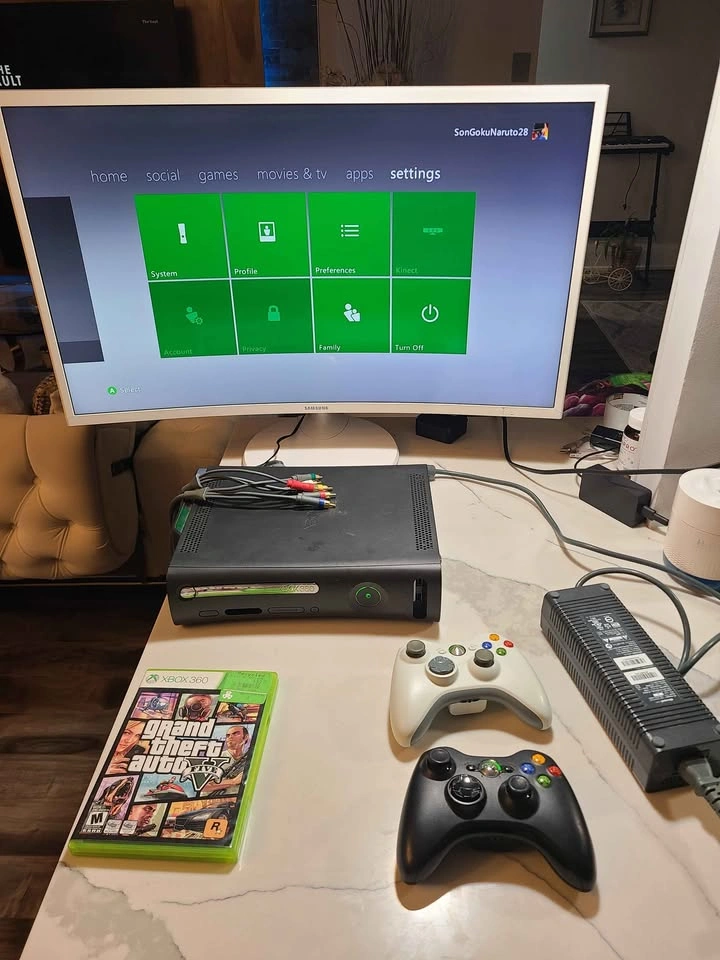 🇨🇦  XBOX 360 - 120 GB / 2 remotes - photo 2