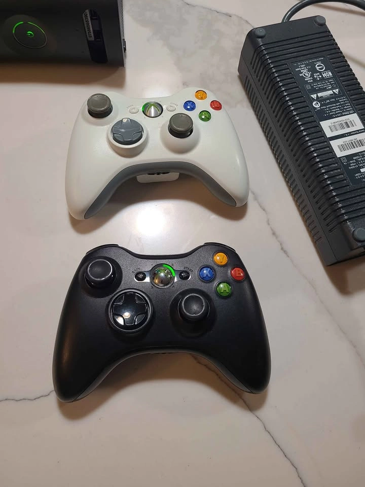 🇨🇦  XBOX 360 - 120 GB / 2 remotes - photo 3