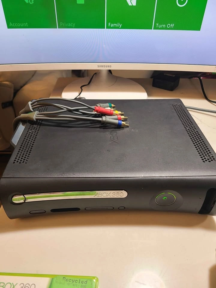 🇨🇦  XBOX 360 - 120 GB / 2 remotes - photo 4