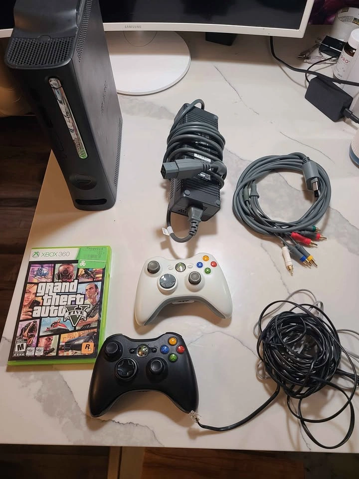 🇨🇦  XBOX 360 - 120 GB / 2 remotes - photo 5