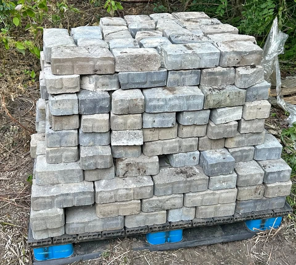 2 Pallets of Interlocking Stone / Patio