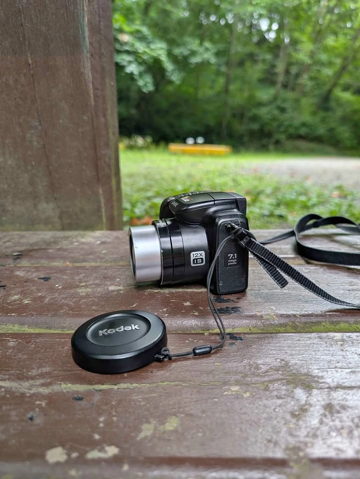 Kodak EasyShare Z712 IS 7.1MP Digital Bridge Camera - 12x Optica