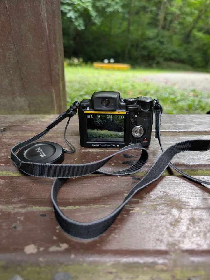 Kodak EasyShare Z712 IS 7.1MP Digital Bridge Camera - 12x Optica - photo 2
