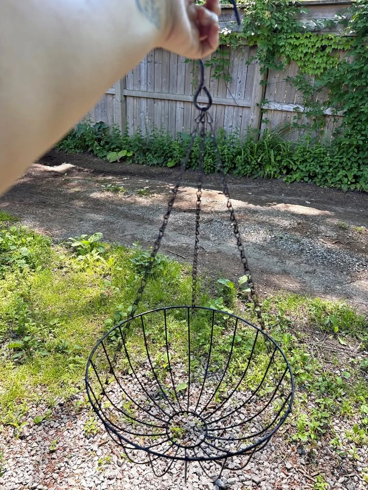 Free wire plant hanger