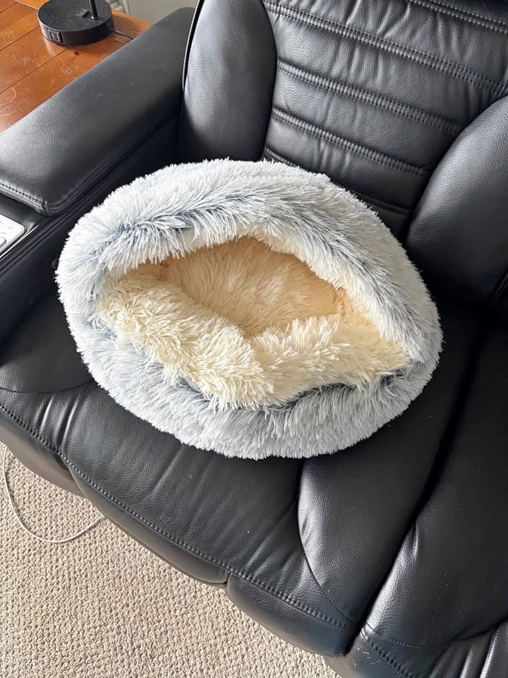 Brand New!! Snuggly Cat Bed, Grey/Cream
