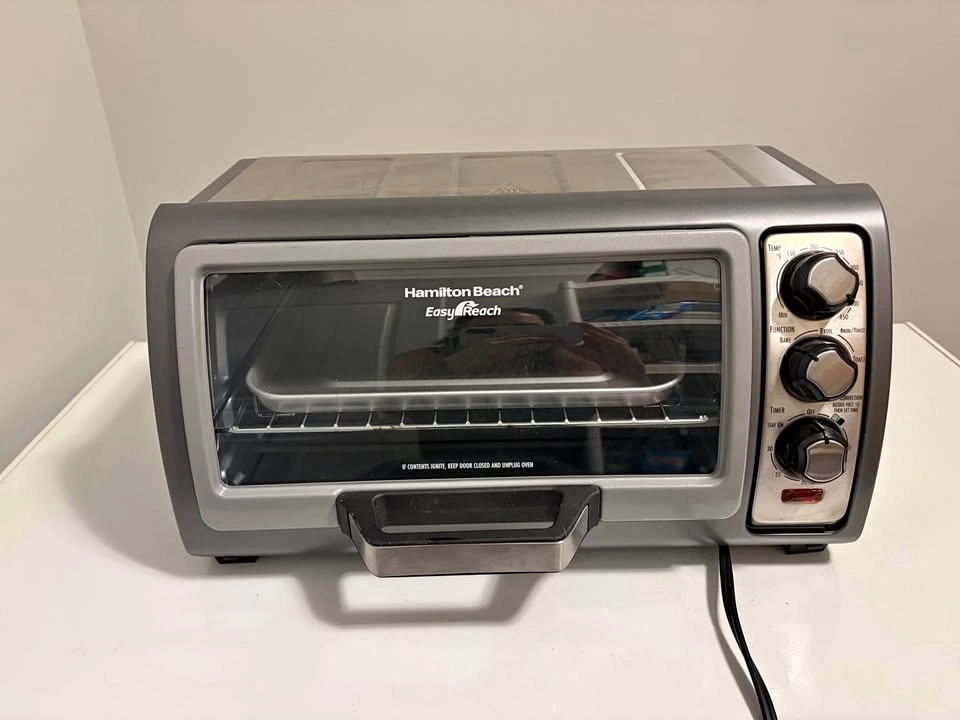 Hamilton Beach Easy Reach Toaster Oven New Condition!!