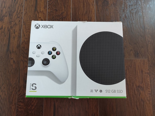 (Delivery) LNIB Xbox Series S w/games
