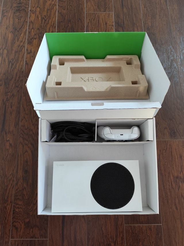 (Delivery) LNIB Xbox Series S w/games - photo 2