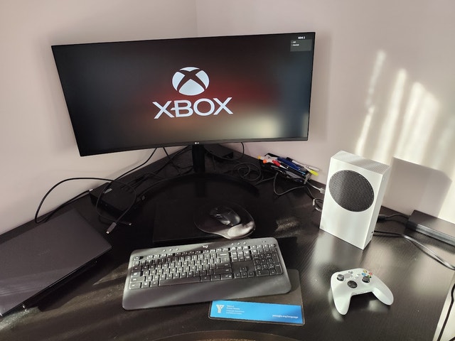 (Delivery) LNIB Xbox Series S w/games - photo 3