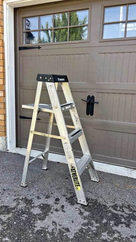 Featherlite 4 ft aluminum step ladder