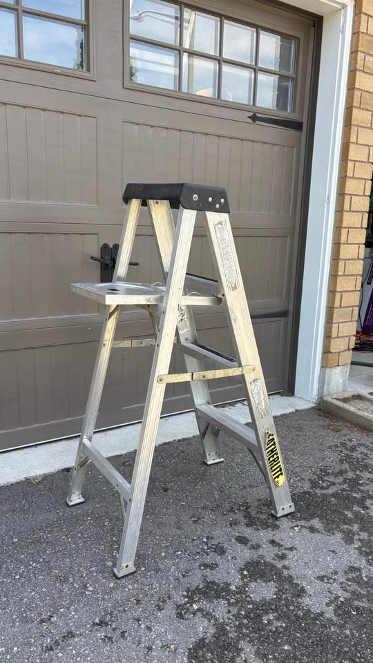 Featherlite 4 ft aluminum step ladder - photo 2