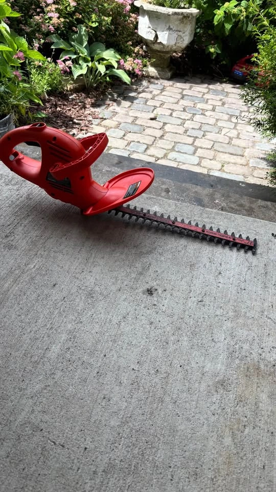 Black & Decker Corded Electric Hedge Trimmer - photo 2
