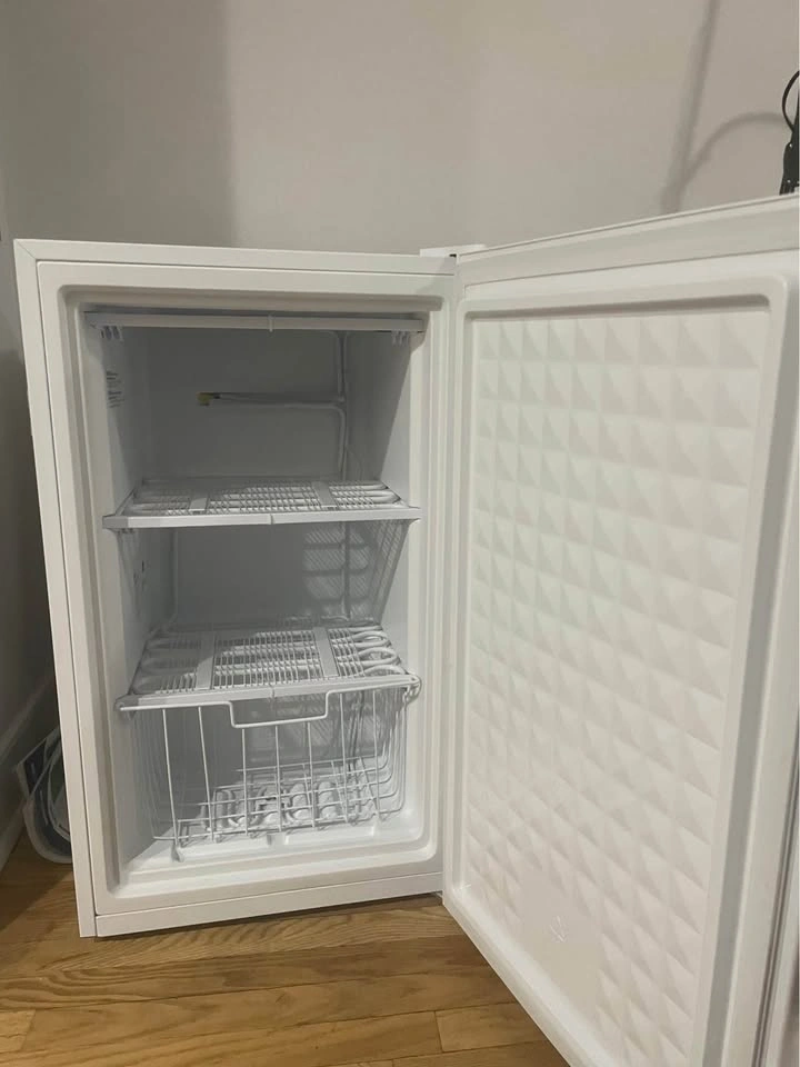 Midea 3.0 Cubic Feet Upright Mini Freezer - White - photo 2